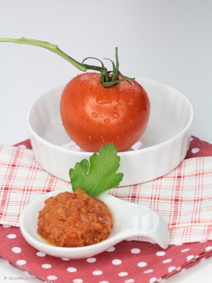 Bocados de jamón de pato con polenta y tomate tomato sauce