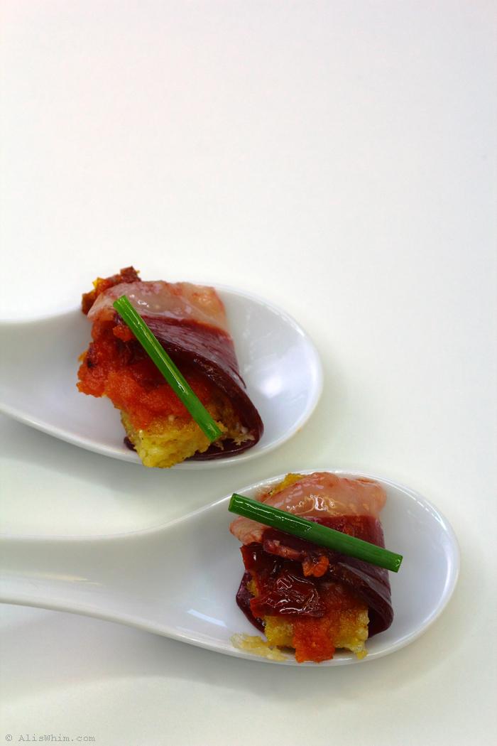 Bocados de jamón de pato con polenta y tomate snack duck ham and polenta