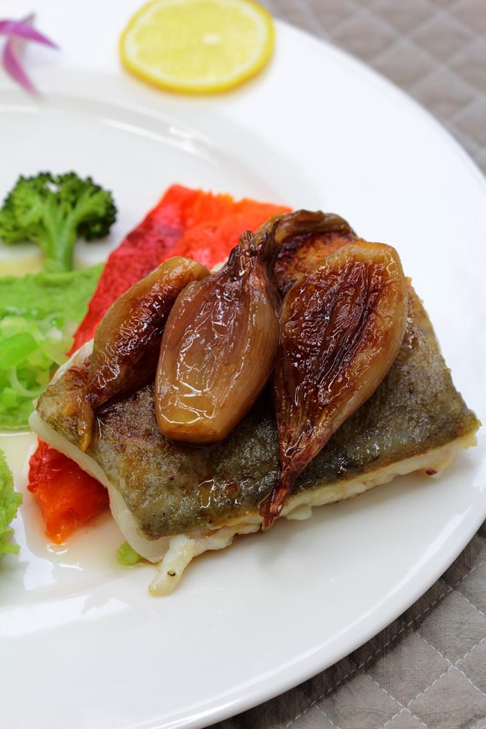 Paisaje de verduras con bacalao Vegetable landscape with cod