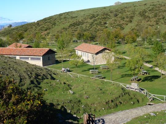 Un soleado día en los “Lagos de Covadonga”: Parque Nacional de los Picos de Europa Centro de Interpretación Picos de Europa