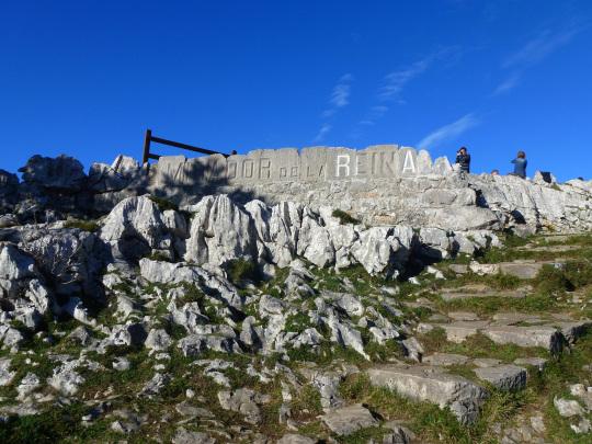 Un soleado día en los “Lagos de Covadonga”: Parque Nacional de los Picos de Europa Mirador de la Reina (2)