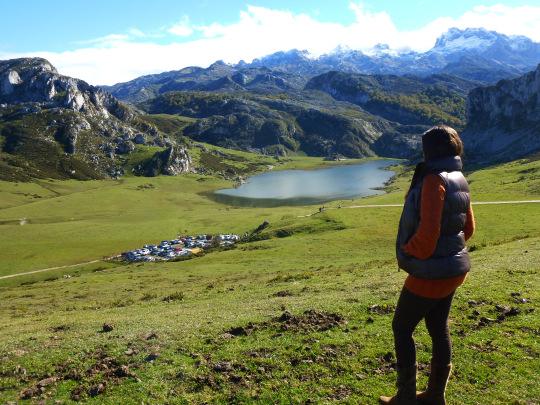 Un soleado día en los “Lagos de Covadonga”: Parque Nacional de los Picos de Europa Mirador Entre Lagos