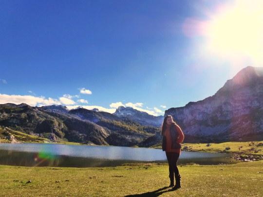 Un soleado día en los “Lagos de Covadonga”: Parque Nacional de los Picos de Europa Lago Ercina