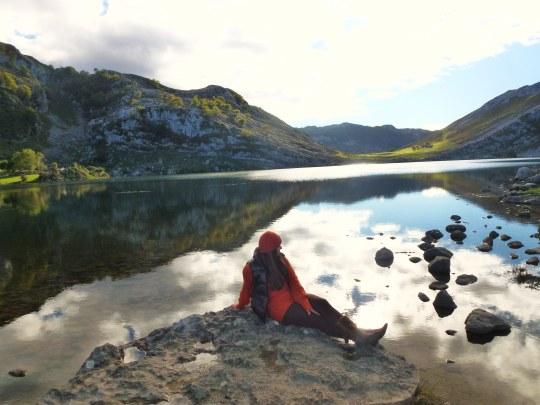 Un soleado día en los “Lagos de Covadonga”: Parque Nacional de los Picos de Europa Lago Enol
