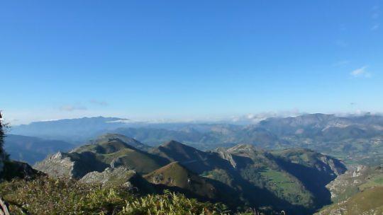 Un soleado día en los “Lagos de Covadonga”: Parque Nacional de los Picos de Europa Vistas Mirador de la Reina