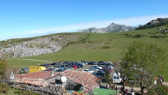 Un soleado día en los “Lagos de Covadonga”: Parque Nacional de los Picos de Europa Aparcamiento Lago Ercina