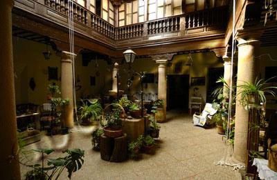 Por las rutas de Quevedo y el vino Casa del Caballero del Verde Gabán