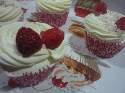 Cupcakes de Frambuesa con chocolate (y otros con Cava para el Reto...) Cupcakes de Frambuesa con chocolate (y otros con Cava para el Reto...)