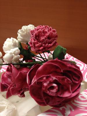 Tarta libro con bouquet de flores Tarta libro con bouquet de flores