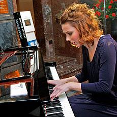 Así ven la crisis un empresario ingeniero mayor y una joven artista pianista Así ven la crisis un empresario ingeniero mayor y una joven artista pianista