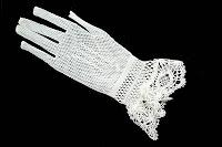 Guante 4137 El Tocador de la Novia Los guantes cortos pueden ser una excelente opción para completar un vestido de manga larga o francesa