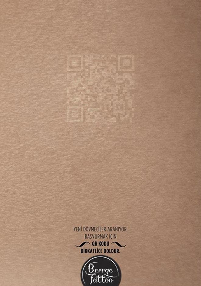 a un código QR de conseguir empleo QR Tattoo Empleo