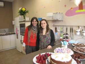 Belén y Elena en la inauguración de la tienda (FB)