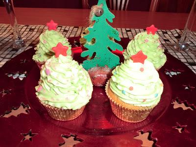 ARBOLITOS NAVIDEÑOS Y BUTTERCREAM DE LIMON ARBOLITOS NAVIDEÑOS Y BUTTERCREAM DE LIMON
