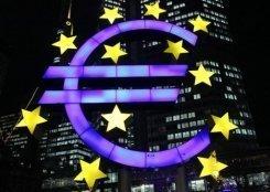España coloca 4.000 millones en bonos a corto plazo con tasas en baja El símbolo del euro frente a la sede del Banco Central Europeo, en Fráncfort (Alemania), el 10 de enero de 2013.