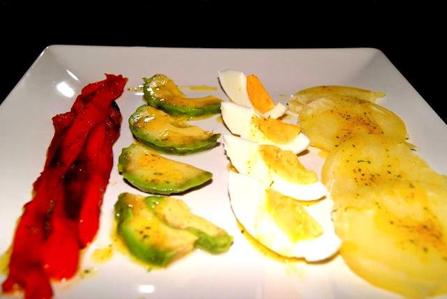 Ensalada de pimientos rojos asados y aguacate Ensalada de pimientos rojos asados y aguacate