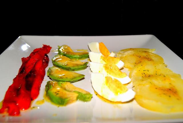 Ensalada de pimientos rojos asados y aguacate Ensalada de pimientos rojos asados y aguacate