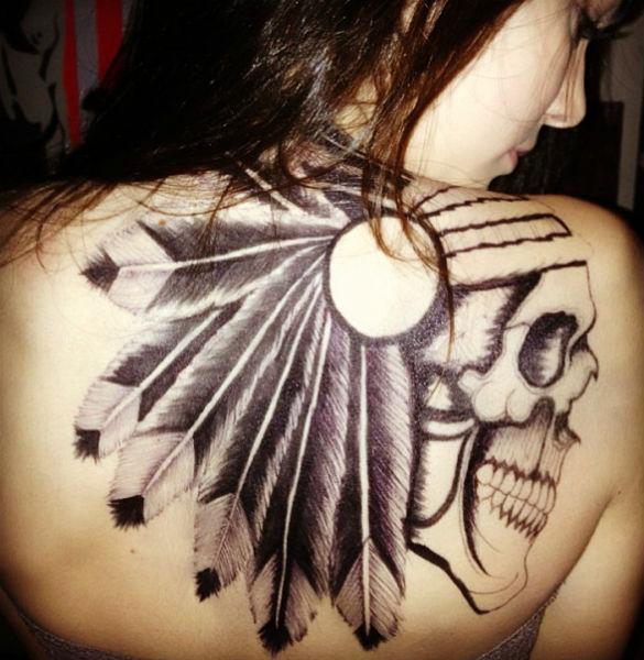 Kendall Jenner  con enorme tatuaje en su espalda