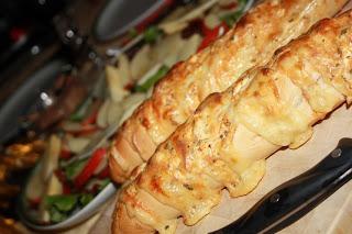 Raclette con baguette de queso / Raclette mit Käse-Baguette Raclette con baguette de queso / Raclette mit Käse-Baguette