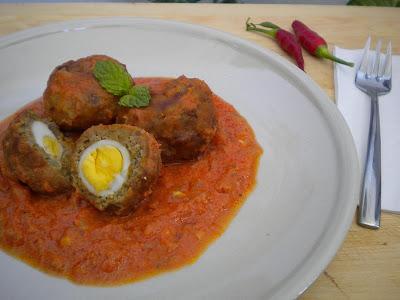 Nargisi koftas en salsa picante de chile Nargisi koftas en salsa picante de chile