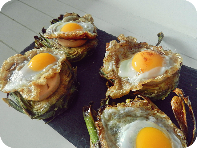 Montadito de alcachofas con foie y huevo de codorniz