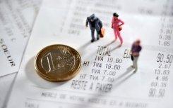 La zona euro tendrá en 2013 un nuevo año de recesión Muñecos en miniatura junto a una moneda de un euro y facturas, el 24 de septiembre de 2012 en Lille (Francia).