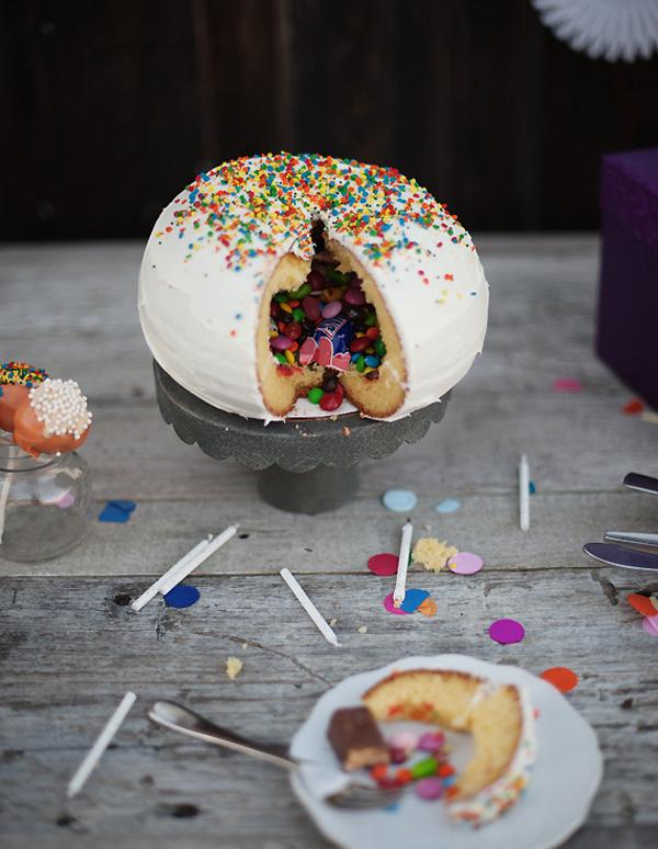 Productos para fiestas con lunares, y nuestros posts preferidos una tarta-piñata con relleno de sorpresa