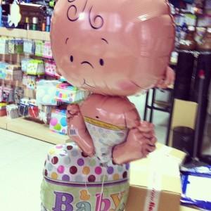 Productos para fiestas con lunares, y nuestros posts preferidos un simpatico globo bebe para un recien nacido
