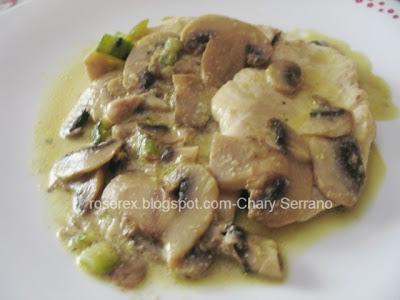 PECHUGA DE POLLO CON CHAMPIÑONES, APIO Y SALSA DE YOGUR PECHUGA DE POLLO CON CHAMPIÑONES, APIO Y SALSA DE YOGUR