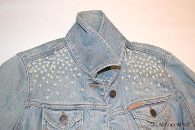 Campera de jean con hombreras de perlas, re-linda! ♥