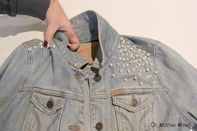 Campera de jean con hombreras de perlas, re-linda! ♥