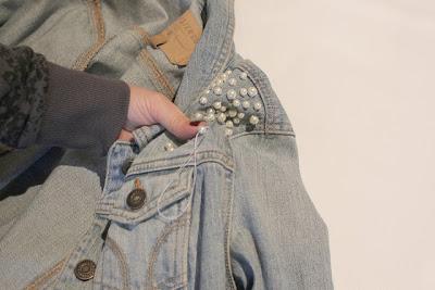 Campera de jean con hombreras de perlas, re-linda! ♥