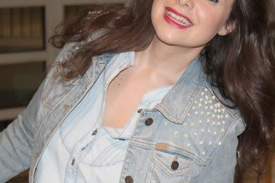 Campera de jean con hombreras de perlas, re-linda! ♥