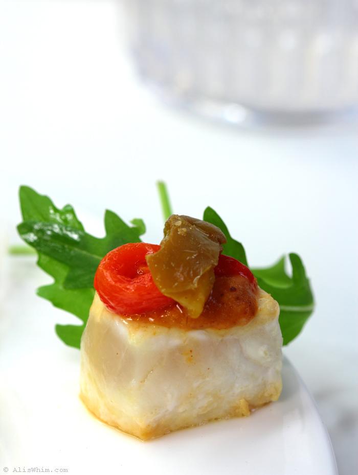 Bocaditos de espadón con salsa romesco a mi manera swordfish cubes with romesco and roasted pepper