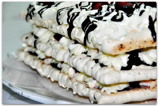 VACHERIN DE CHOCOLATE Y FRESAS VACHERIN DE CHOCOLATE Y FRESAS