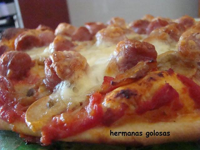 PIZZA DE CHAMPIÑONES. LONGANIZAS Y MOZZARELLA PIZZA DE CHAMPIÑONES. LONGANIZAS Y MOZZARELLA