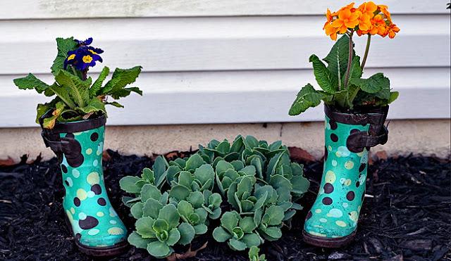 BOTAS DE AGUA COMO MACETEROS