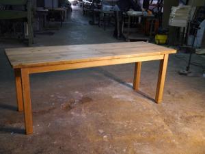 Mesa de comedor rústica con tablones de madera