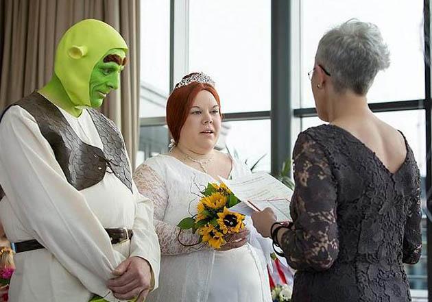 una pareja se disfrazó de Shrek y Fiona para casarse (+fotos)