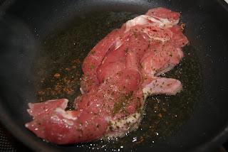 Chuleta de pavo con pimientos del piquillo y patata paja Chuleta de pavo con pimientos del piquillo y patata paja