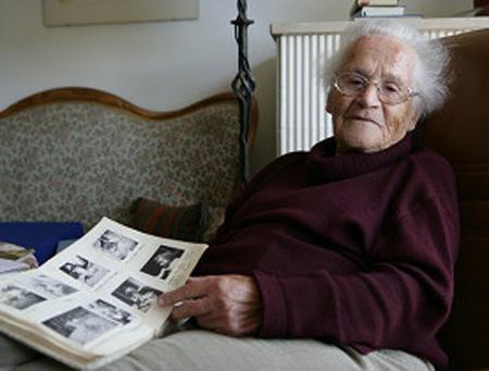 Dando a luz en la oscuridad, Elisabeth Eidenbenz (1913-2011) Dando a luz en la oscuridad, Elisabeth Eidenbenz (1913-2011)