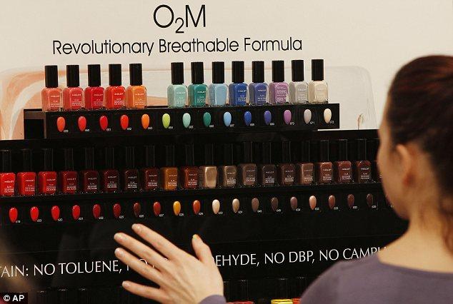 Mujeres islámicas se entusiasman con una nueva pintura de uñas