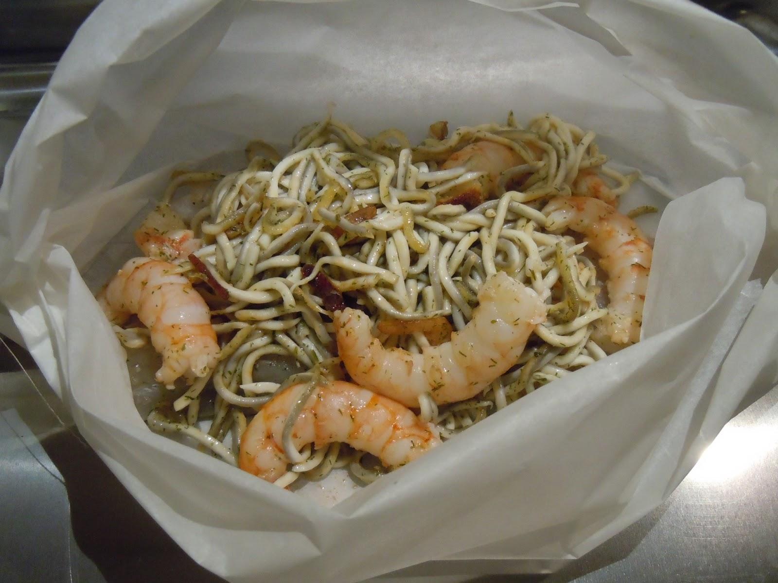 Lubina al papillote con gulas y gambas