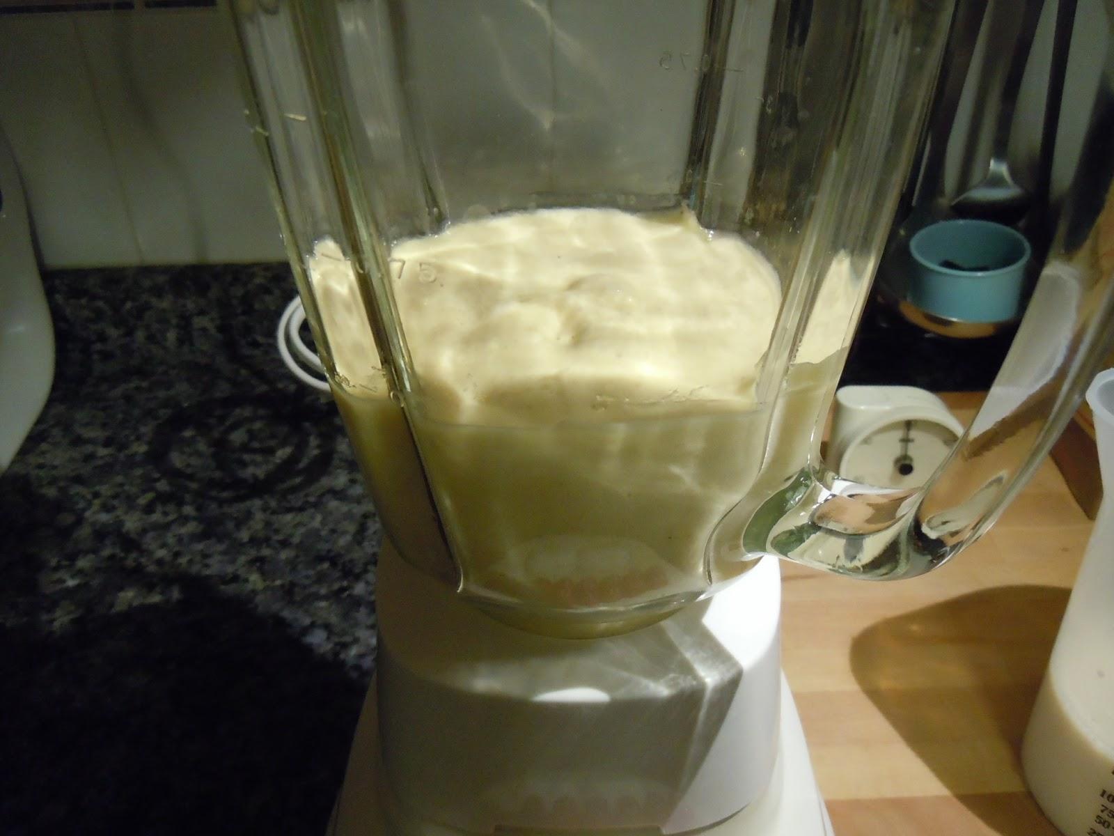 Batido de plátano y horchata con crocanti de almendras