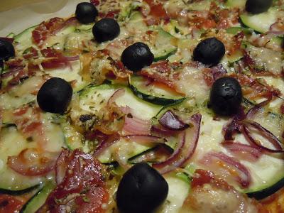 Pizza casera de calabacín, jamón serrano y cebolla