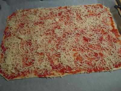 Pizza casera de calabacín, jamón serrano y cebolla