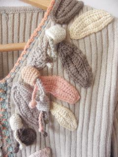 CHAQUETA CON APLIQUES DE GANCHILLO CHAQUETA CON APLIQUES DE GANCHILLO