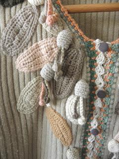 CHAQUETA CON APLIQUES DE GANCHILLO CHAQUETA CON APLIQUES DE GANCHILLO