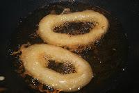 Anillas de Calamar a la Romana con Escarola y salsa Andaluza Anillas de Calamar a la Romana con Escarola y salsa Andaluza