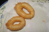 Anillas de Calamar a la Romana con Escarola y salsa Andaluza Anillas de Calamar a la Romana con Escarola y salsa Andaluza